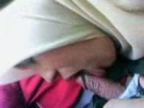 Mahasiswi Berjilbab Kulum Penis Pacarnya